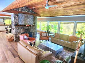 Smart TV, chimenea, videojuegos y libros 