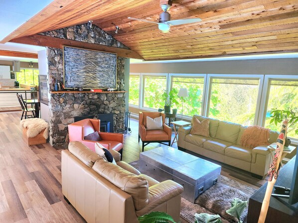 Smart TV, fireplace, video games, books - Private&Tranquil! Hiking trails, outdoor pool and hot tub! (Victoria)