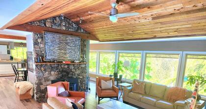 Private&Tranquil! Hiking trails, outdoor pool and hot tub!