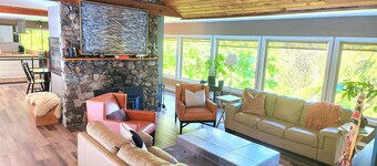 Private&Tranquil! Hiking trails, outdoor pool and hot tub!