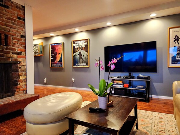 Smart TV, chimenea, videojuegos y libros 