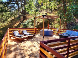 Property grounds - Private&Tranquil! Hiking trails, outdoor pool and hot tub! (Victoria)