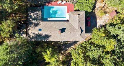 Private&Tranquil! Hiking trails, outdoor pool and hot tub!