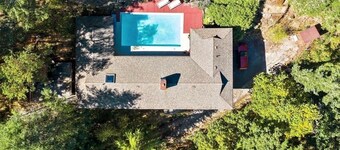 Private&Tranquil! Hiking trails, outdoor pool and hot tub!