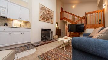 Smart TV, lareira, livros