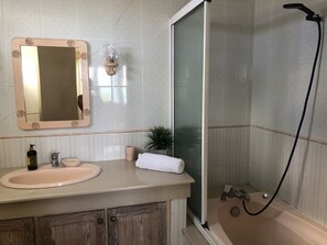 Dusj, hårføner, håndklær og toalettpapir