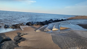 Una spiaggia nelle vicinanze