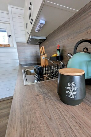 Kylskåp, ugn, spishäll och kaffe- och tebryggare