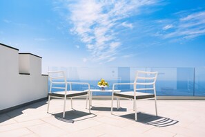 高級客房 | 羽絨被、迷你吧、客房內保險箱、書桌