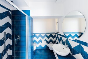 华丽双人房或双床房 | 浴室 | 淋浴设施、大花洒淋浴喷头、吹风机、拖鞋