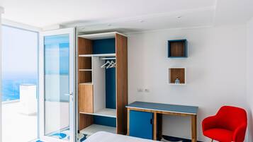 Kamar Superior | Selimut bulu angsa, minibar, brankas, dan meja kerja