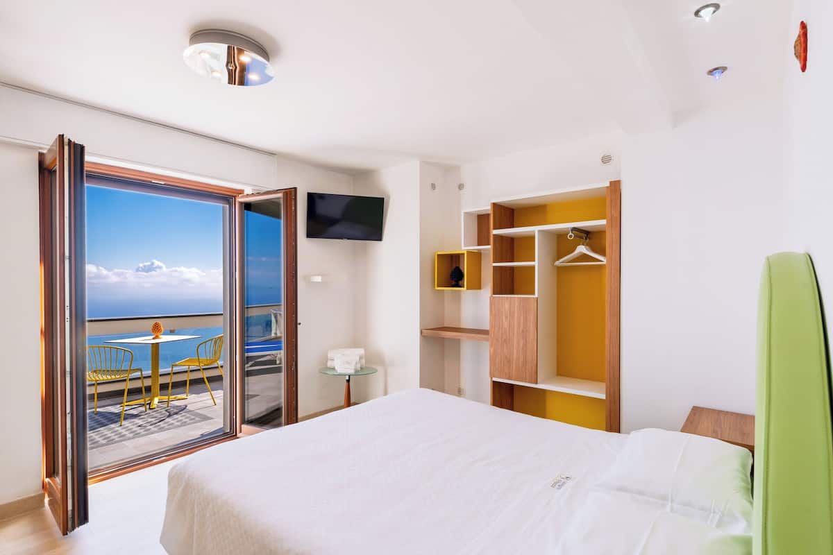 Vierbettzimmer | Daunenbettdecken, Minibar, Zimmersafe, Schreibtisch