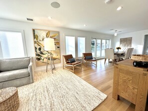 Smart TV - Walk to the Village! Charming modern beachhouse (Westhampton Beach)