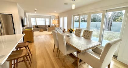 Walk to the Village! Charming modern beachhouse