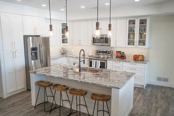 Réfrigérateur, micro-ondes, four, plaque de cuisson