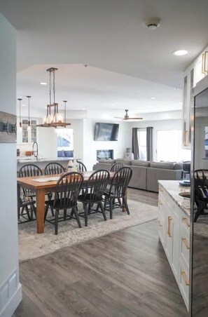 Dining - Penthouse Suite 4 Bed 4 Bath Sleeps 12 (Lake Ozark)
