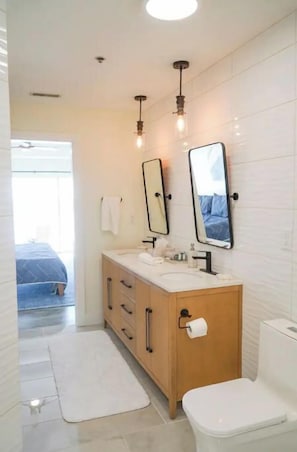Shower, towels, soap, shampoo - Penthouse Suite 4 Bed 4 Bath Sleeps 12 (Lake Ozark)