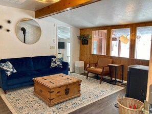 Smart-TV, Kamin, Bücher