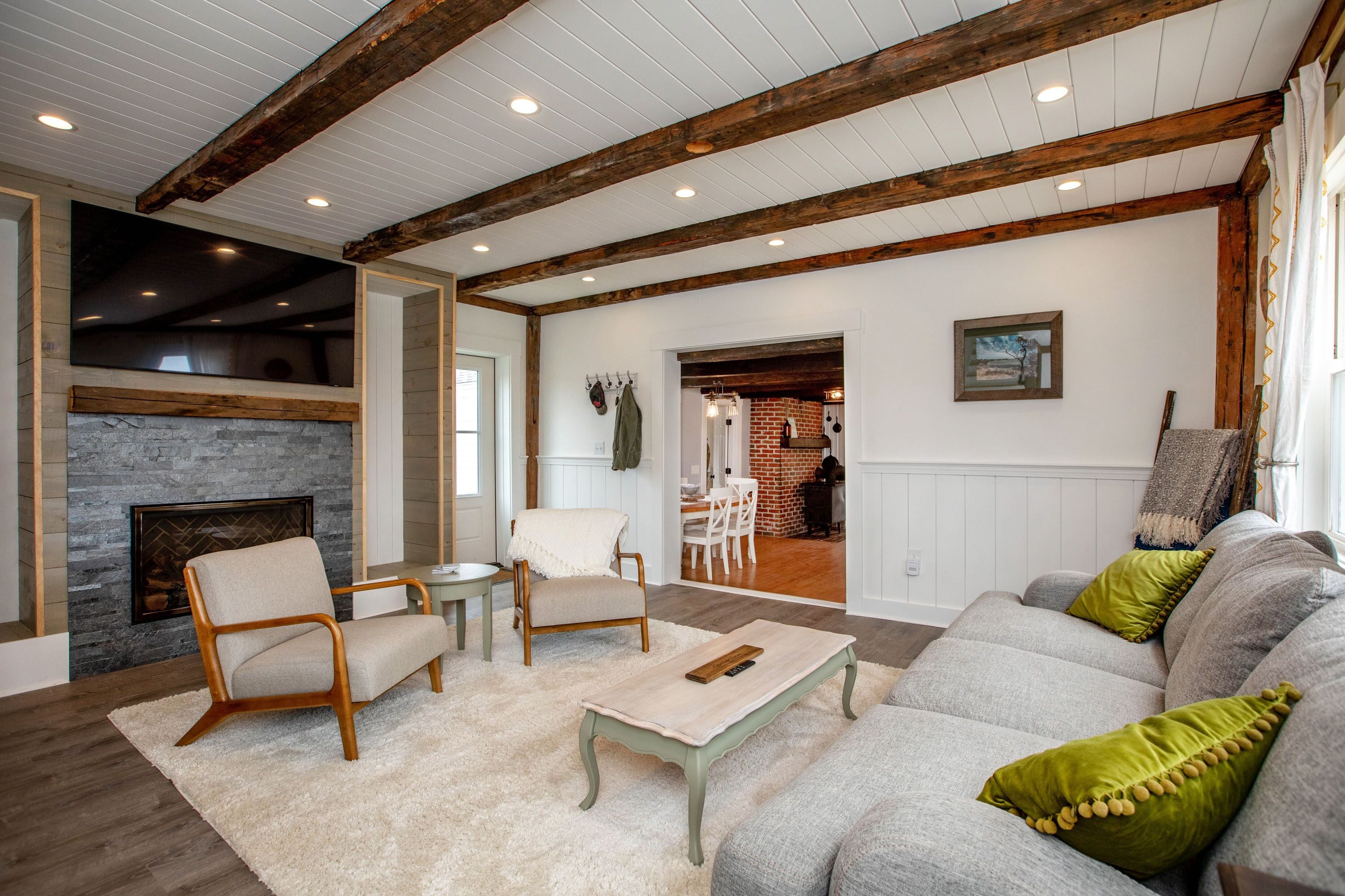 Télévision, cheminée, livres