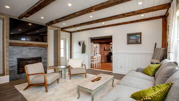 Télévision, cheminée, livres