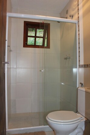 Shower, towels, soap, toilet paper - Casinha no sítio Calmamente  (Teresópolis)