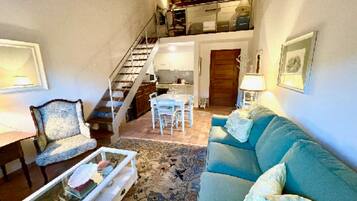 Fernseher, DVD-Player, TischfuĂball, Tischtennisplatte