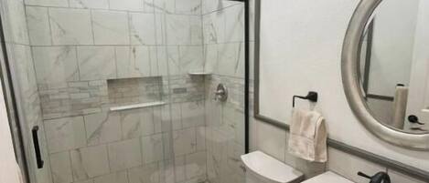 Regadera, secadora de cabello, toallas, jabón