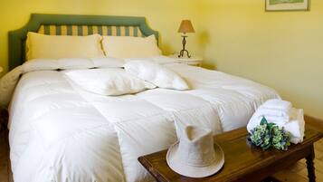 1 Schlafzimmer, Schreibtisch, Reisekinderbett, BettwÀsche