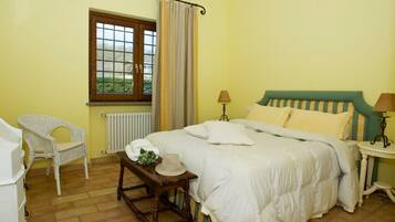 1 Schlafzimmer, Schreibtisch, Reisekinderbett, BettwÀsche