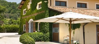 Delicious Apartment inside elegant Farmhouse on shores of Lake Martignano, Rome