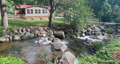 Creekfront Cabin • Fire Pit • Fenced Yard • Near Crabtree Falls