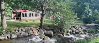 Creekfront Cabin • Fire Pit • Fenced Yard • Near Crabtree Falls
