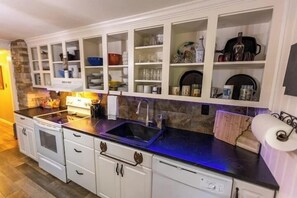 Køleskab, mikrobølgeovn, ovn, kogeplade