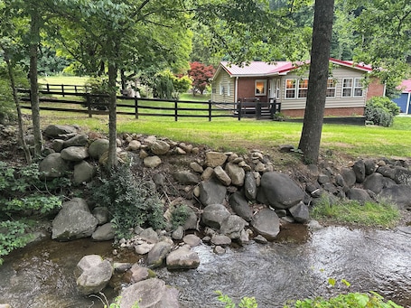 施設の敷地. Creekfront Cabin • Fire Pit • Fenced Yard • Near Crabtree Falls