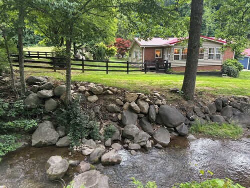 Creekfront Cabin • Fire Pit • Fenced Yard • Near Crabtree Falls