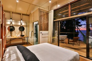 Oceanview Tree House Bungalow | 埃及棉床单、高档床上用品、Select Comfort 床、迷你吧