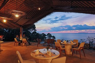 供应早餐、午餐和晚餐，海景
