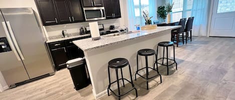 Kylskåp, mikrovågsugn, ugn och spishäll