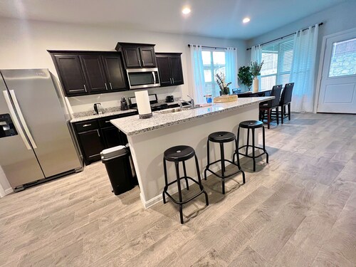 Cozy New home in Forth Worth- 8 miles from 7 miles from Alliance and stockyards!