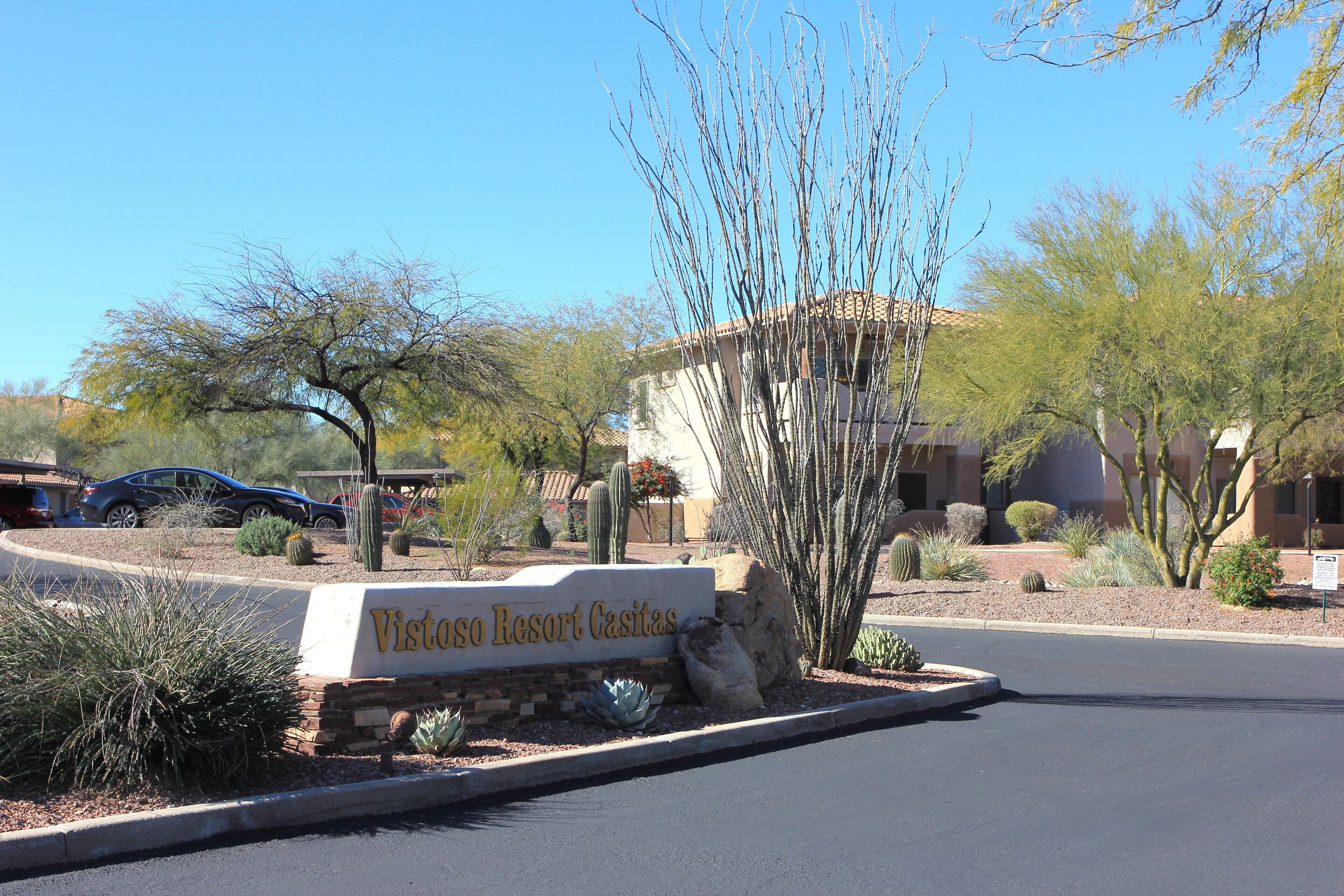 Une enseigne pour le Vista Hotel Resort Casitas, avec un paysage désertique et des cactus.