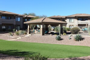 Exterior - Cozy ground level resort style condo with heated pool/hot tub, and gym! (Oro Valley)