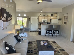 Smart TV, ping pong, books, stereo