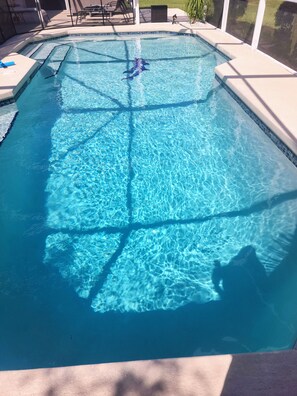 室外游泳池，恒温泳池