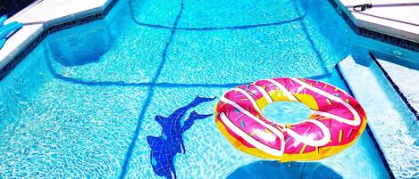 Una piscina al aire libre, una piscina climatizada
