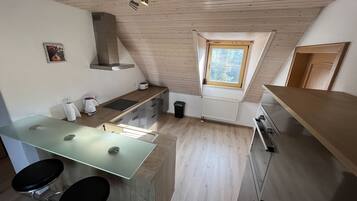 Kühlschrank, Mikrowelle, Herdplatte, Geschirrspüler