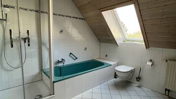 Dusche, Haartrockner, Handtücher, Toilettenpapier