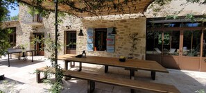 Outdoor dining - Typical Provencal farmhouse of 220 m² with all comforts, swimming pool and calm! (Le Thor)