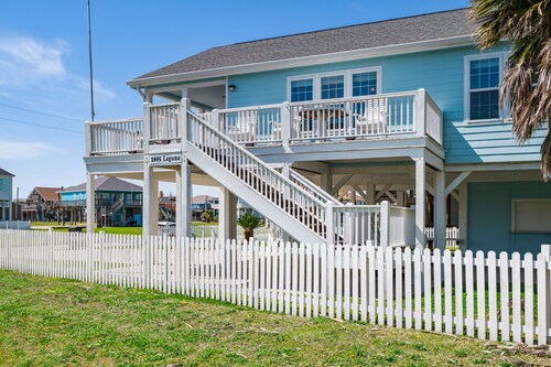 Great Back to School Dealsl!  4 minute walk to beach!