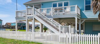 Great Back to School Dealsl!  4 minute walk to beach!