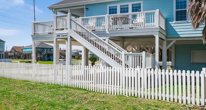 Great Back to School Dealsl! 4 minute walk to beach!